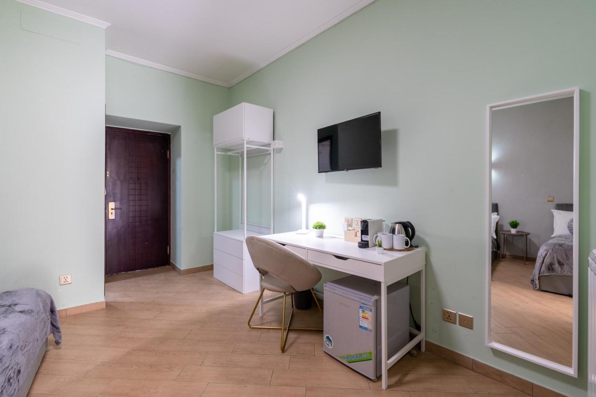 Leoni Di Giada - Close To Station 3* Rom