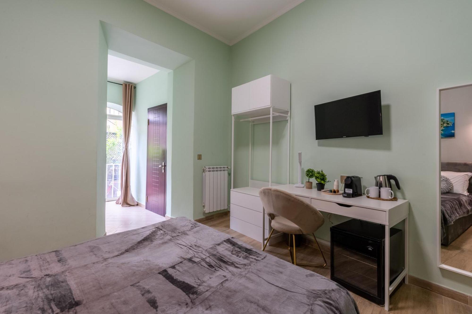 Leoni Di Giada - Close To Station Rom