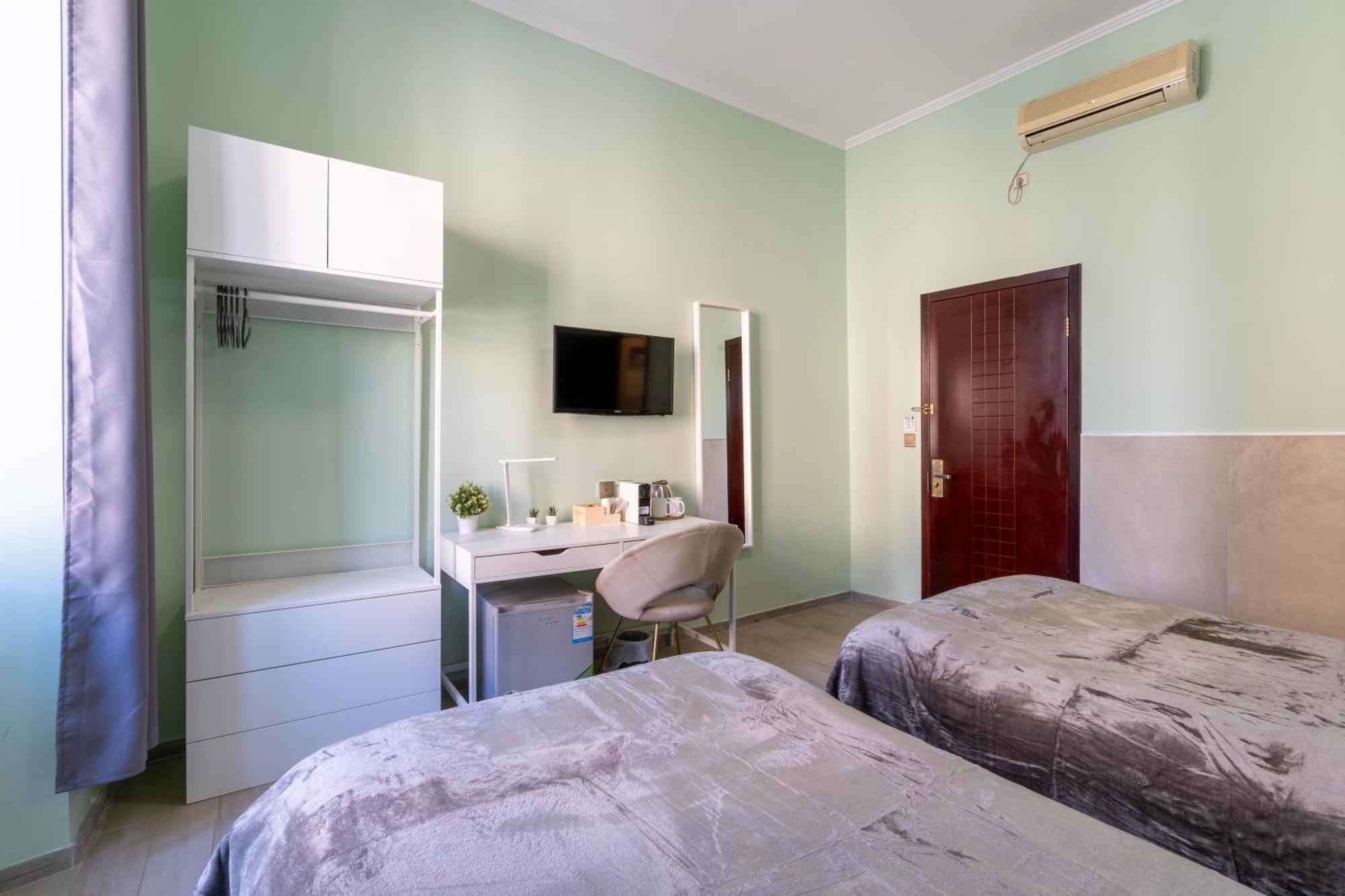 Leoni Di Giada - Close To Station Roma