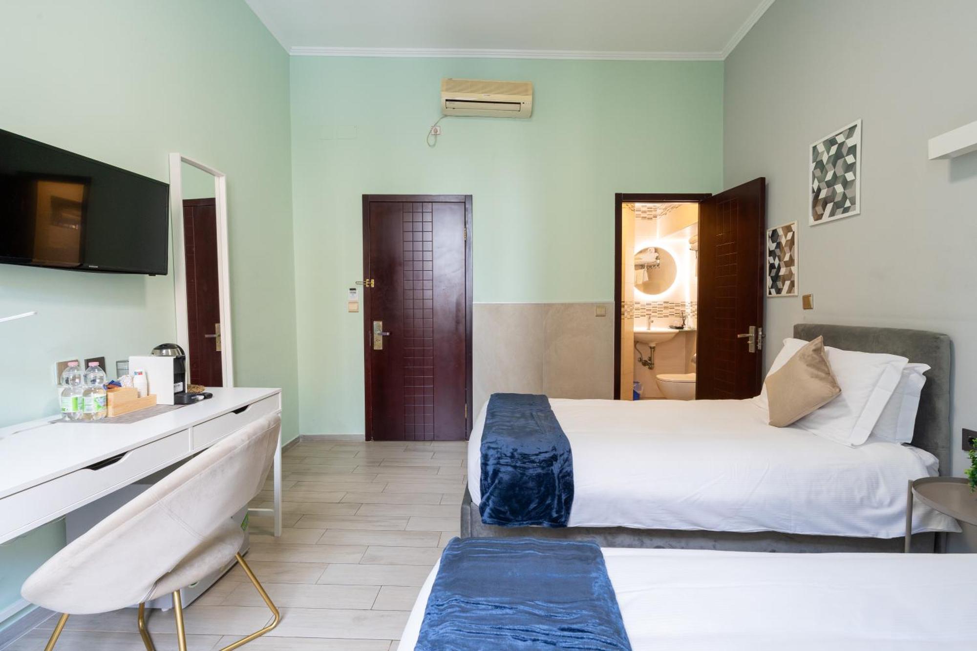 Leoni Di Giada - Close To Station 3* Rom