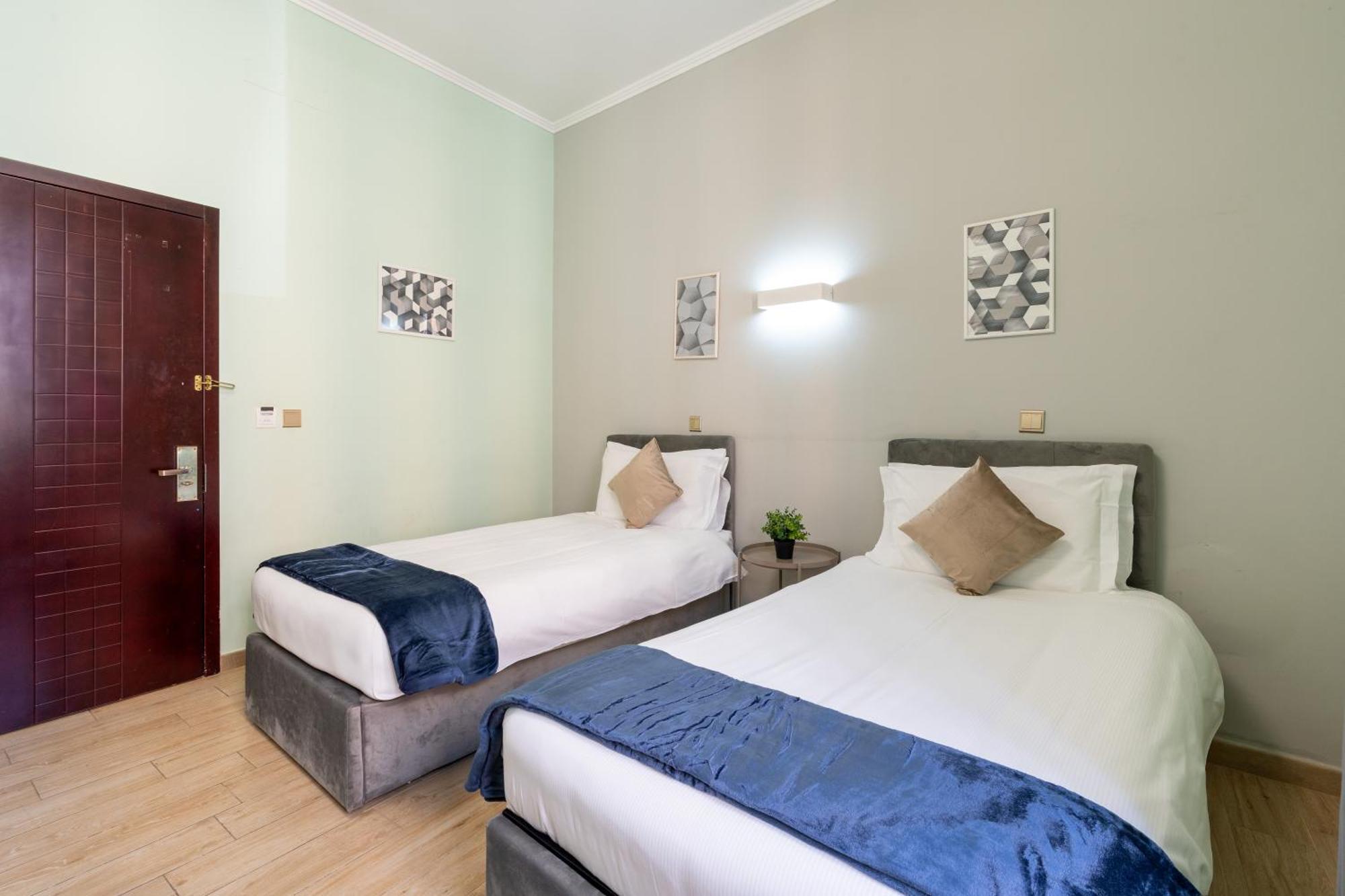 Leoni Di Giada - Close To Station 3* Rom