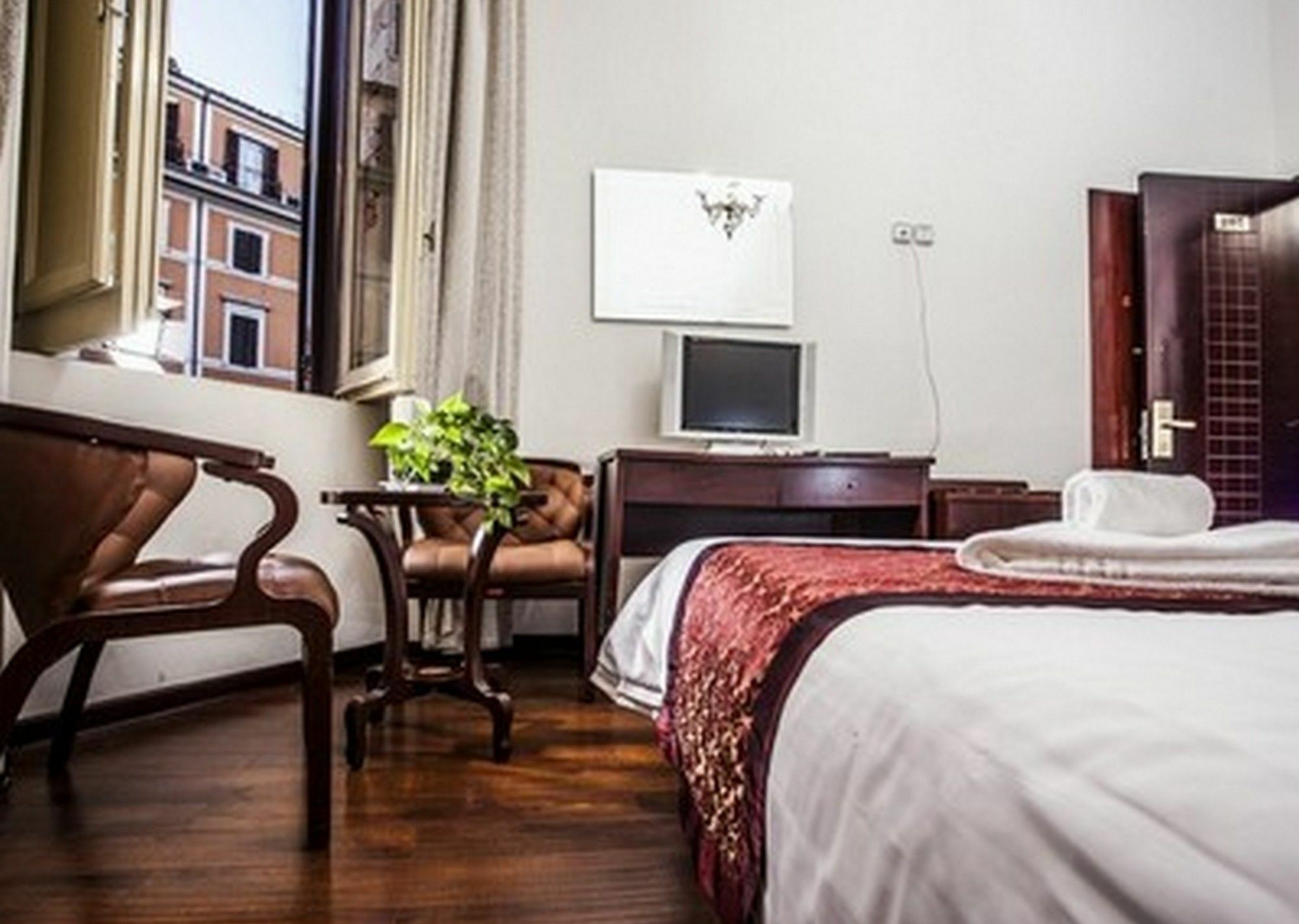 Leoni Di Giada - Close To Station Rom